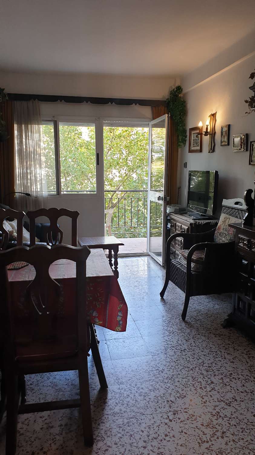 Kahden makuuhuoneen huoneisto, josta on kauniit näkymät SIerra de Almijaralle.TILBUD ER VELKOMNE