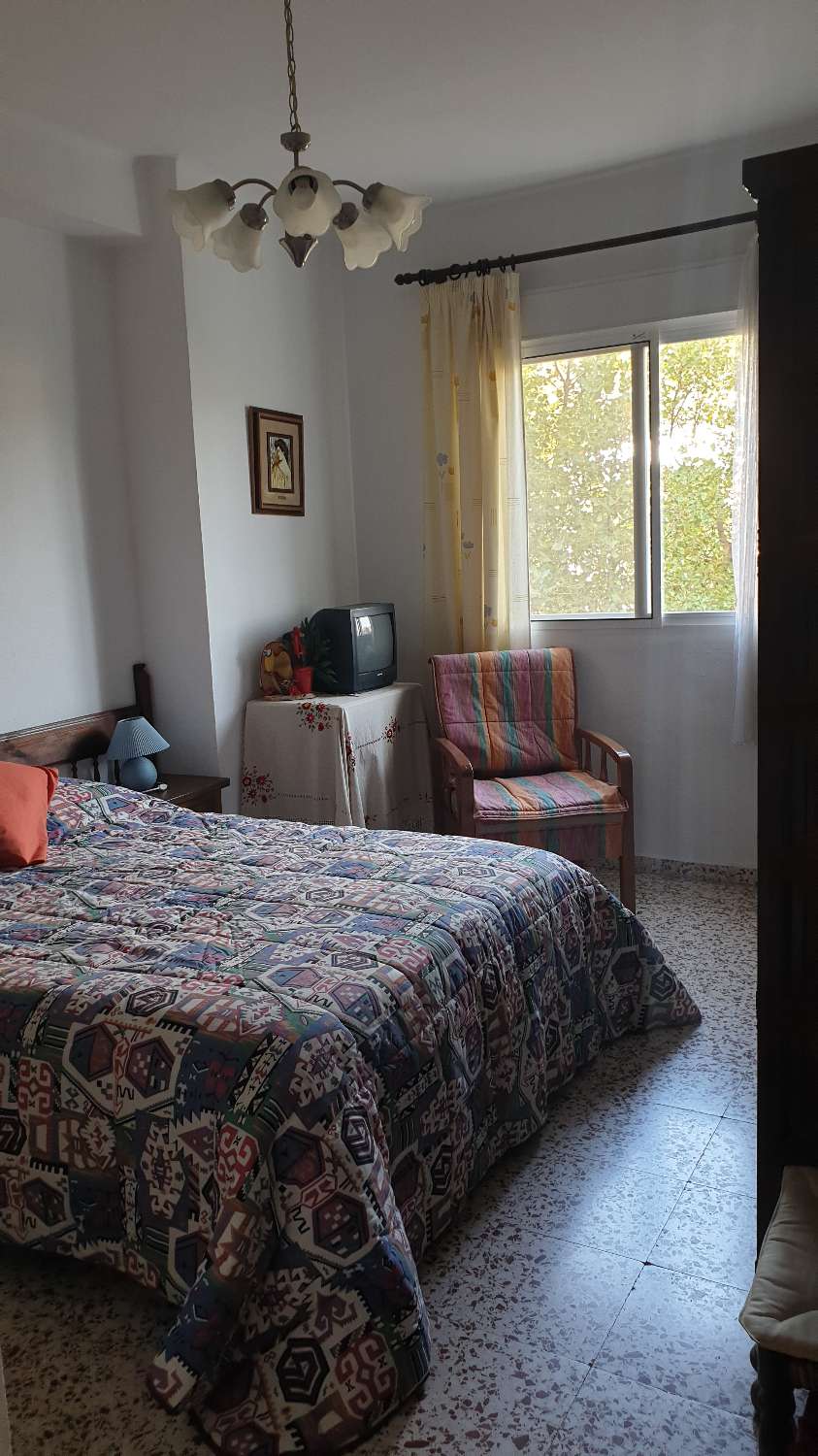 Kahden makuuhuoneen huoneisto, josta on kauniit näkymät SIerra de Almijaralle.TILBUD ER VELKOMNE